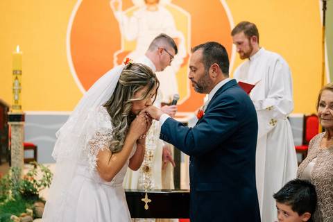 fotografo-em-osorio-litoral-norte-rio-grande-do-sul-felipe-lopes-fotografia-cerimonia-noturna-de-casamento-na-igreja-catolica-fotos-na-chuva-noivos'