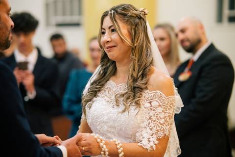 fotografo-em-osorio-litoral-norte-rio-grande-do-sul-felipe-lopes-fotografia-cerimonia-noturna-de-casamento-na-igreja-catolica-fotos-na-chuva-noivos'