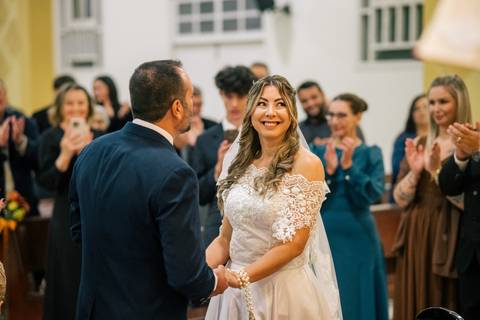 fotografo-em-osorio-litoral-norte-rio-grande-do-sul-felipe-lopes-fotografia-cerimonia-noturna-de-casamento-na-igreja-catolica-fotos-na-chuva-noivos'
