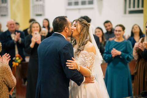 fotografo-em-osorio-litoral-norte-rio-grande-do-sul-felipe-lopes-fotografia-cerimonia-noturna-de-casamento-na-igreja-catolica-fotos-na-chuva-noivos'