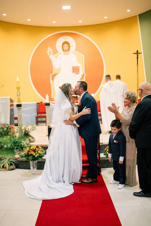 fotografo-em-osorio-litoral-norte-rio-grande-do-sul-felipe-lopes-fotografia-cerimonia-noturna-de-casamento-na-igreja-catolica-fotos-na-chuva-noivos'