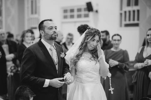 fotografo-em-osorio-litoral-norte-rio-grande-do-sul-felipe-lopes-fotografia-cerimonia-noturna-de-casamento-na-igreja-catolica-fotos-na-chuva-noivos'