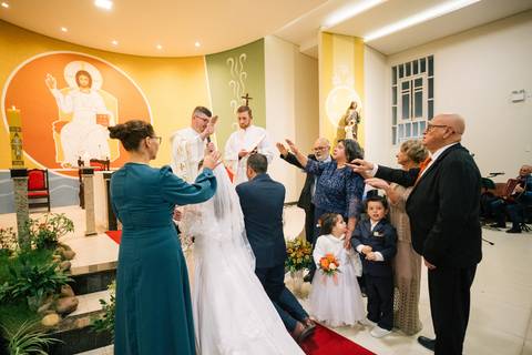 fotografo-em-osorio-litoral-norte-rio-grande-do-sul-felipe-lopes-fotografia-cerimonia-noturna-de-casamento-na-igreja-catolica-fotos-na-chuva-noivos'