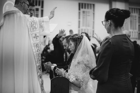 fotografo-em-osorio-litoral-norte-rio-grande-do-sul-felipe-lopes-fotografia-cerimonia-noturna-de-casamento-na-igreja-catolica-fotos-na-chuva-noivos'