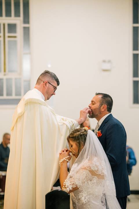 fotografo-em-osorio-litoral-norte-rio-grande-do-sul-felipe-lopes-fotografia-cerimonia-noturna-de-casamento-na-igreja-catolica-fotos-na-chuva-noivos'