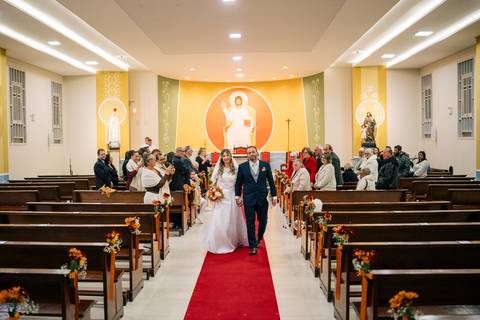 fotografo-em-osorio-litoral-norte-rio-grande-do-sul-felipe-lopes-fotografia-cerimonia-noturna-de-casamento-na-igreja-catolica-fotos-na-chuva-noivos'