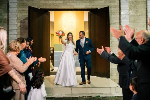 fotografo-em-osorio-litoral-norte-rio-grande-do-sul-felipe-lopes-fotografia-cerimonia-noturna-de-casamento-na-igreja-catolica-fotos-na-chuva-noivos'