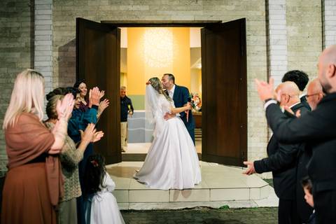 fotografo-em-osorio-litoral-norte-rio-grande-do-sul-felipe-lopes-fotografia-cerimonia-noturna-de-casamento-na-igreja-catolica-fotos-na-chuva-noivos'