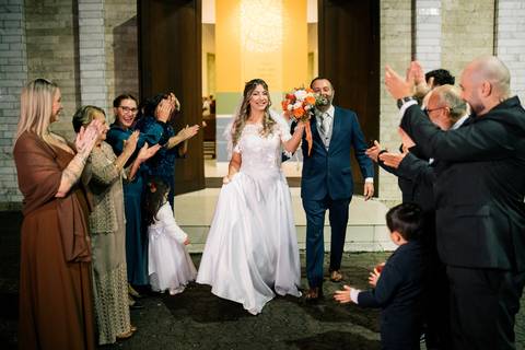 fotografo-em-osorio-litoral-norte-rio-grande-do-sul-felipe-lopes-fotografia-cerimonia-noturna-de-casamento-na-igreja-catolica-fotos-na-chuva-noivos'