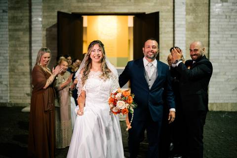 fotografo-em-osorio-litoral-norte-rio-grande-do-sul-felipe-lopes-fotografia-cerimonia-noturna-de-casamento-na-igreja-catolica-fotos-na-chuva-noivos'