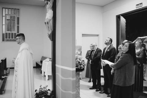 fotografo-em-osorio-litoral-norte-rio-grande-do-sul-felipe-lopes-fotografia-cerimonia-noturna-de-casamento-na-igreja-catolica-fotos-na-chuva-noivos'