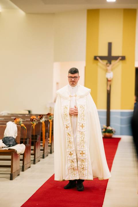 fotografo-em-osorio-litoral-norte-rio-grande-do-sul-felipe-lopes-fotografia-cerimonia-noturna-de-casamento-na-igreja-catolica-fotos-na-chuva-noivos'