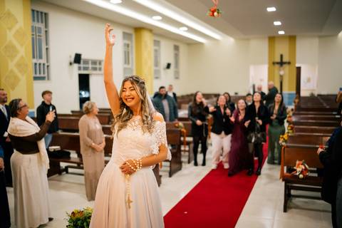 fotografo-em-osorio-litoral-norte-rio-grande-do-sul-felipe-lopes-fotografia-cerimonia-noturna-de-casamento-na-igreja-catolica-fotos-na-chuva-noivos'