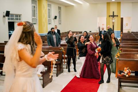 fotografo-em-osorio-litoral-norte-rio-grande-do-sul-felipe-lopes-fotografia-cerimonia-noturna-de-casamento-na-igreja-catolica-fotos-na-chuva-noivos'