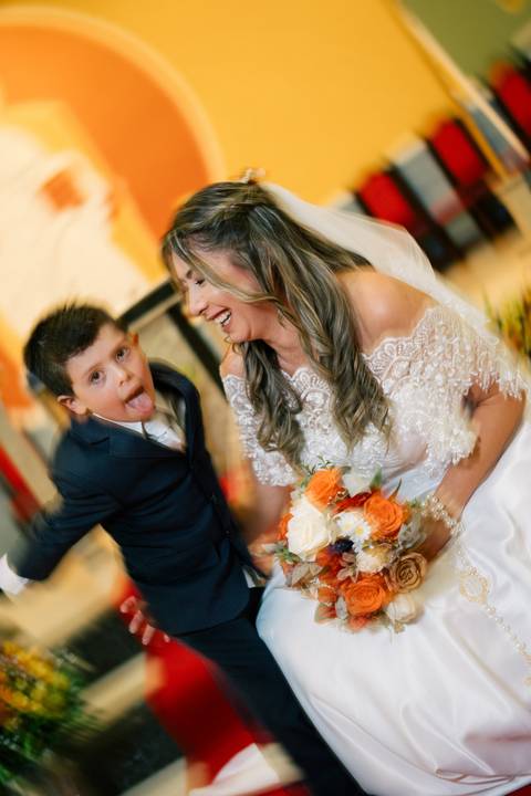 fotografo-em-osorio-litoral-norte-rio-grande-do-sul-felipe-lopes-fotografia-cerimonia-noturna-de-casamento-na-igreja-catolica-fotos-na-chuva-noivos'