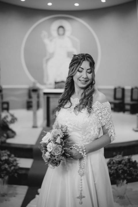 fotografo-em-osorio-litoral-norte-rio-grande-do-sul-felipe-lopes-fotografia-cerimonia-noturna-de-casamento-na-igreja-catolica-fotos-na-chuva-noivos'