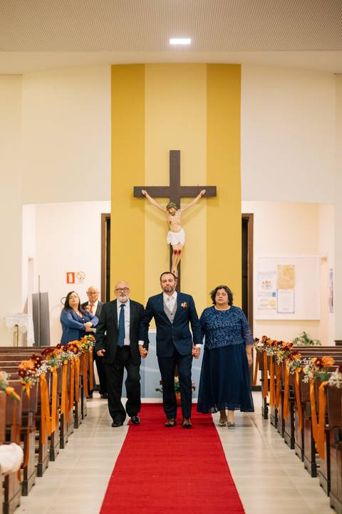 fotografo-em-osorio-litoral-norte-rio-grande-do-sul-felipe-lopes-fotografia-cerimonia-noturna-de-casamento-na-igreja-catolica-fotos-na-chuva-noivos'