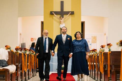 fotografo-em-osorio-litoral-norte-rio-grande-do-sul-felipe-lopes-fotografia-cerimonia-noturna-de-casamento-na-igreja-catolica-fotos-na-chuva-noivos'
