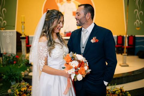 fotografo-em-osorio-litoral-norte-rio-grande-do-sul-felipe-lopes-fotografia-cerimonia-noturna-de-casamento-na-igreja-catolica-fotos-na-chuva-noivos'
