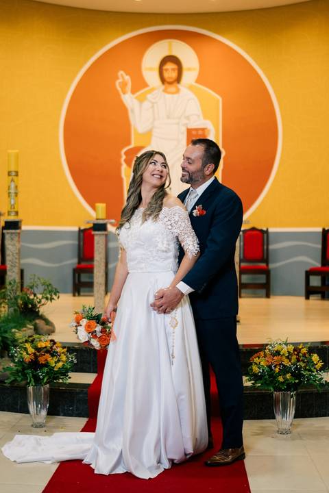 fotografo-em-osorio-litoral-norte-rio-grande-do-sul-felipe-lopes-fotografia-cerimonia-noturna-de-casamento-na-igreja-catolica-fotos-na-chuva-noivos'