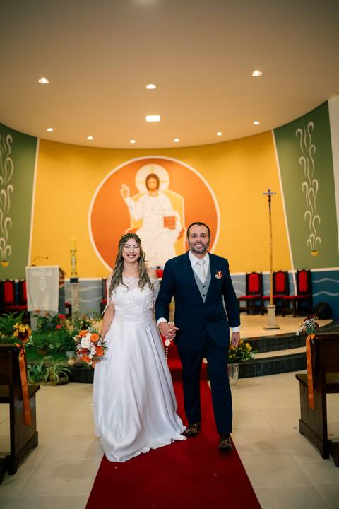 fotografo-em-osorio-litoral-norte-rio-grande-do-sul-felipe-lopes-fotografia-cerimonia-noturna-de-casamento-na-igreja-catolica-fotos-na-chuva-noivos'