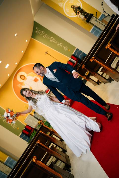 fotografo-em-osorio-litoral-norte-rio-grande-do-sul-felipe-lopes-fotografia-cerimonia-noturna-de-casamento-na-igreja-catolica-fotos-na-chuva-noivos'