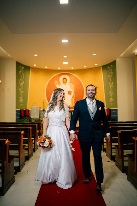 fotografo-em-osorio-litoral-norte-rio-grande-do-sul-felipe-lopes-fotografia-cerimonia-noturna-de-casamento-na-igreja-catolica-fotos-na-chuva-noivos'