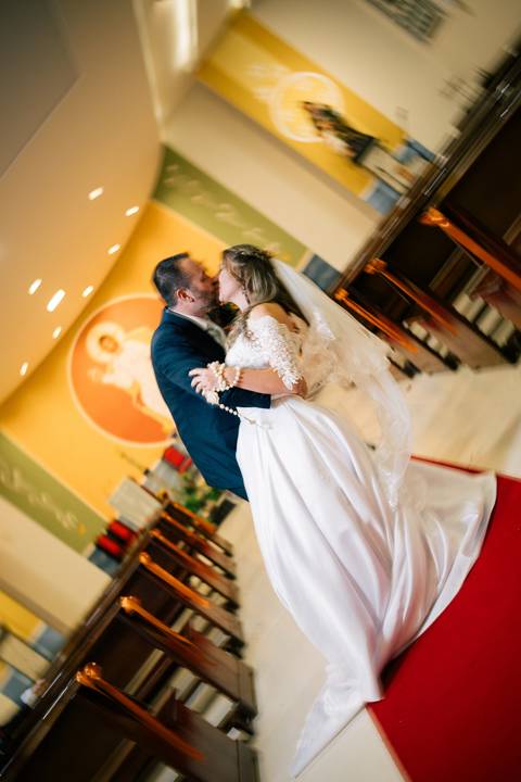 fotografo-em-osorio-litoral-norte-rio-grande-do-sul-felipe-lopes-fotografia-cerimonia-noturna-de-casamento-na-igreja-catolica-fotos-na-chuva-noivos'