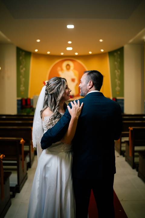 fotografo-em-osorio-litoral-norte-rio-grande-do-sul-felipe-lopes-fotografia-cerimonia-noturna-de-casamento-na-igreja-catolica-fotos-na-chuva-noivos'