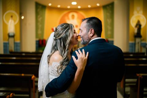 fotografo-em-osorio-litoral-norte-rio-grande-do-sul-felipe-lopes-fotografia-cerimonia-noturna-de-casamento-na-igreja-catolica-fotos-na-chuva-noivos'