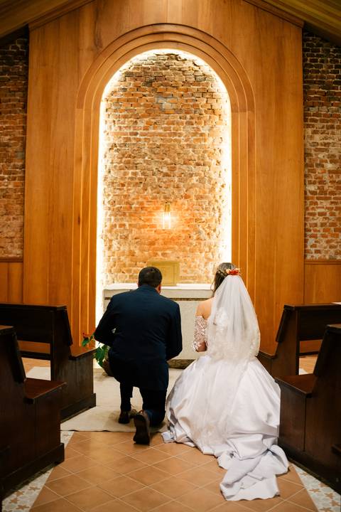 fotografo-em-osorio-litoral-norte-rio-grande-do-sul-felipe-lopes-fotografia-cerimonia-noturna-de-casamento-na-igreja-catolica-fotos-na-chuva-noivos'