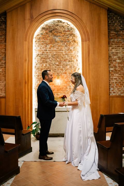 fotografo-em-osorio-litoral-norte-rio-grande-do-sul-felipe-lopes-fotografia-cerimonia-noturna-de-casamento-na-igreja-catolica-fotos-na-chuva-noivos'