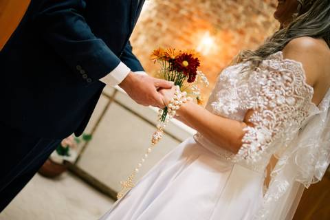 fotografo-em-osorio-litoral-norte-rio-grande-do-sul-felipe-lopes-fotografia-cerimonia-noturna-de-casamento-na-igreja-catolica-fotos-na-chuva-noivos'