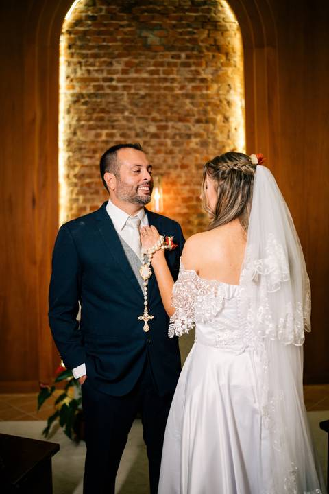fotografo-em-osorio-litoral-norte-rio-grande-do-sul-felipe-lopes-fotografia-cerimonia-noturna-de-casamento-na-igreja-catolica-fotos-na-chuva-noivos'