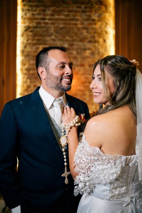 fotografo-em-osorio-litoral-norte-rio-grande-do-sul-felipe-lopes-fotografia-cerimonia-noturna-de-casamento-na-igreja-catolica-fotos-na-chuva-noivos'