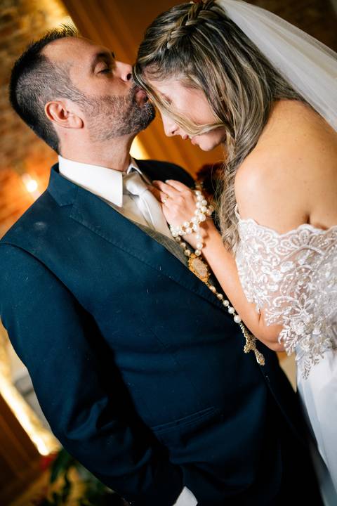 fotografo-em-osorio-litoral-norte-rio-grande-do-sul-felipe-lopes-fotografia-cerimonia-noturna-de-casamento-na-igreja-catolica-fotos-na-chuva-noivos'