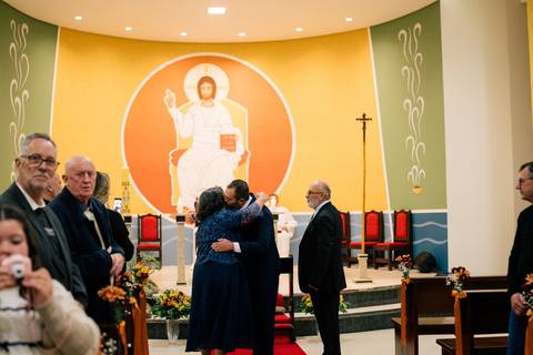 fotografo-em-osorio-litoral-norte-rio-grande-do-sul-felipe-lopes-fotografia-cerimonia-noturna-de-casamento-na-igreja-catolica-fotos-na-chuva-noivos'