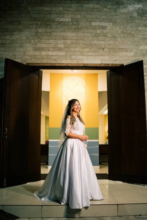 fotografo-em-osorio-litoral-norte-rio-grande-do-sul-felipe-lopes-fotografia-cerimonia-noturna-de-casamento-na-igreja-catolica-fotos-na-chuva-noivos'
