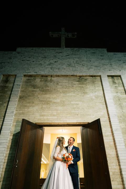fotografo-em-osorio-litoral-norte-rio-grande-do-sul-felipe-lopes-fotografia-cerimonia-noturna-de-casamento-na-igreja-catolica-fotos-na-chuva-noivos'