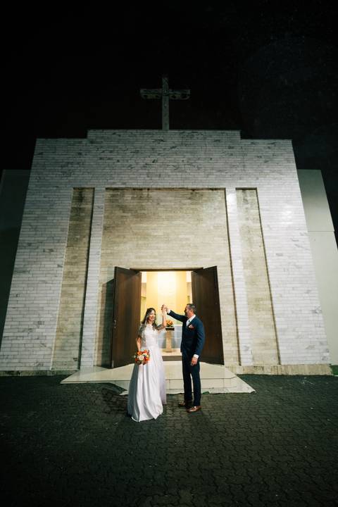 fotografo-em-osorio-litoral-norte-rio-grande-do-sul-felipe-lopes-fotografia-cerimonia-noturna-de-casamento-na-igreja-catolica-fotos-na-chuva-noivos'