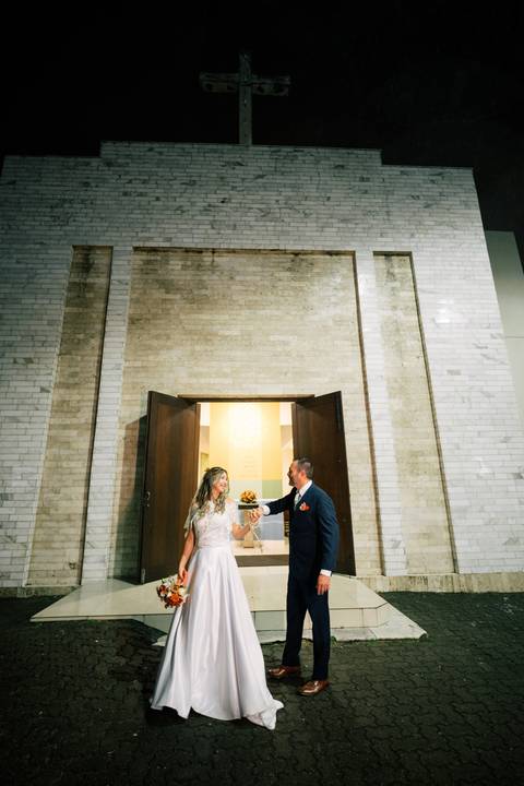 fotografo-em-osorio-litoral-norte-rio-grande-do-sul-felipe-lopes-fotografia-cerimonia-noturna-de-casamento-na-igreja-catolica-fotos-na-chuva-noivos'