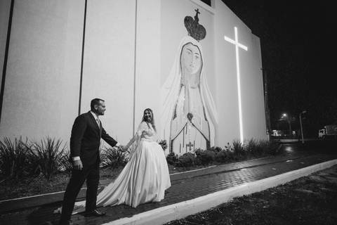fotografo-em-osorio-litoral-norte-rio-grande-do-sul-felipe-lopes-fotografia-cerimonia-noturna-de-casamento-na-igreja-catolica-fotos-na-chuva-noivos'