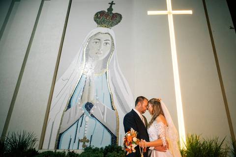 fotografo-em-osorio-litoral-norte-rio-grande-do-sul-felipe-lopes-fotografia-cerimonia-noturna-de-casamento-na-igreja-catolica-fotos-na-chuva-noivos'