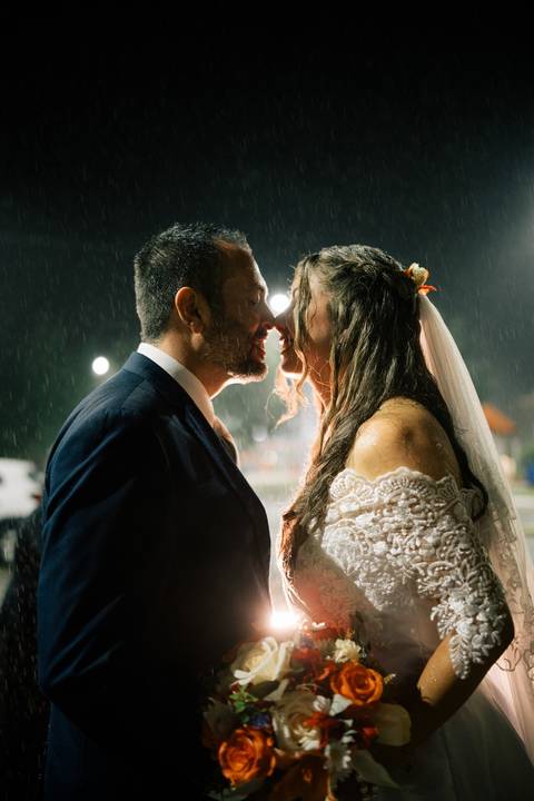 fotografo-em-osorio-litoral-norte-rio-grande-do-sul-felipe-lopes-fotografia-cerimonia-noturna-de-casamento-na-igreja-catolica-fotos-na-chuva-noivos'