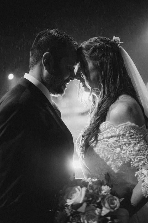 fotografo-em-osorio-litoral-norte-rio-grande-do-sul-felipe-lopes-fotografia-cerimonia-noturna-de-casamento-na-igreja-catolica-fotos-na-chuva-noivos'