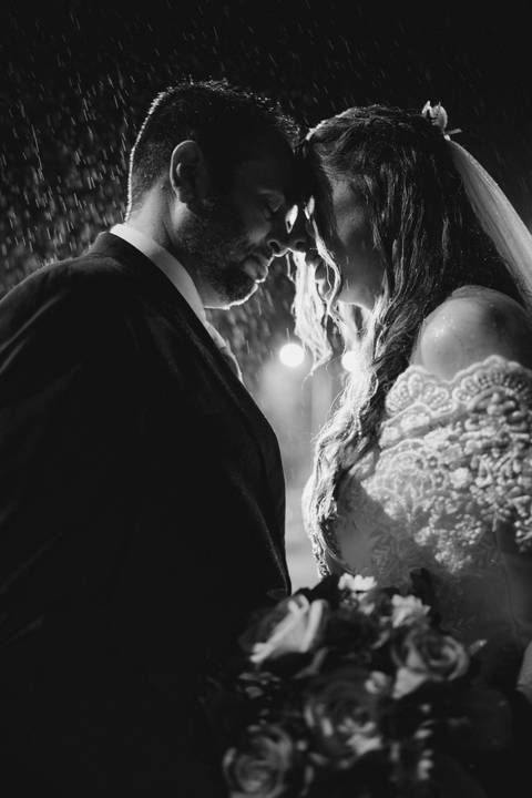 fotografo-em-osorio-litoral-norte-rio-grande-do-sul-felipe-lopes-fotografia-cerimonia-noturna-de-casamento-na-igreja-catolica-fotos-na-chuva-noivos'
