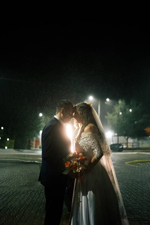 fotografo-em-osorio-litoral-norte-rio-grande-do-sul-felipe-lopes-fotografia-cerimonia-noturna-de-casamento-na-igreja-catolica-fotos-na-chuva-noivos'