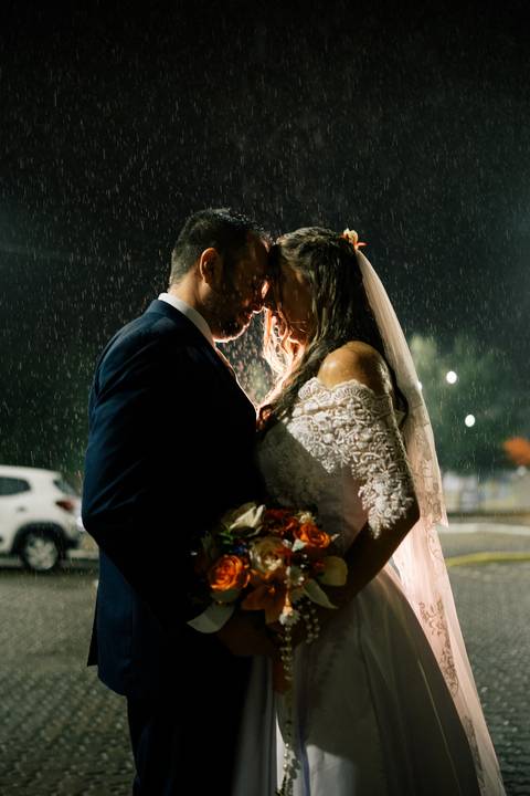 fotografo-em-osorio-litoral-norte-rio-grande-do-sul-felipe-lopes-fotografia-cerimonia-noturna-de-casamento-na-igreja-catolica-fotos-na-chuva-noivos'