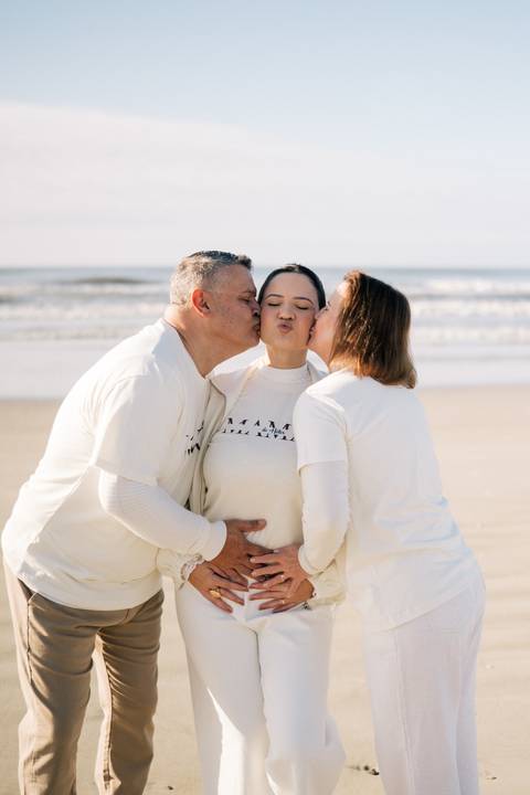 fotografo-em-osorio-litoral-norte-rio-grande-do-sul-felipe-lopes-fotografia-ensaio-de-revelação-bebê-na-praia-casal-e-família-fumaça-azul-em-atlantida-sul-osorio-gestante'