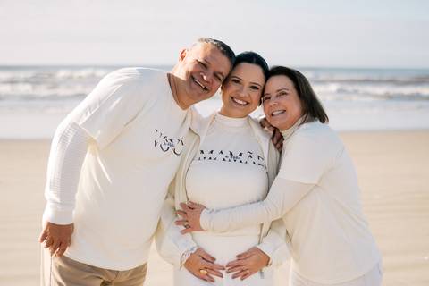 fotografo-em-osorio-litoral-norte-rio-grande-do-sul-felipe-lopes-fotografia-ensaio-de-revelação-bebê-na-praia-casal-e-família-fumaça-azul-em-atlantida-sul-osorio-gestante'